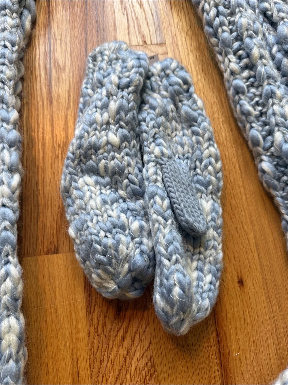 Gap Chunky Knit Fringe Blue Scarf and Matching Mittens Set new with tags